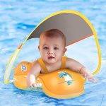 bebe en flotador de bebe con sombrilla